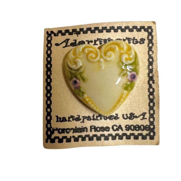 Hand painted porcelain heart pin - Picture 2 of 5